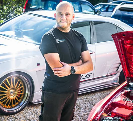 Erwin Laukert vor seinem Lexus