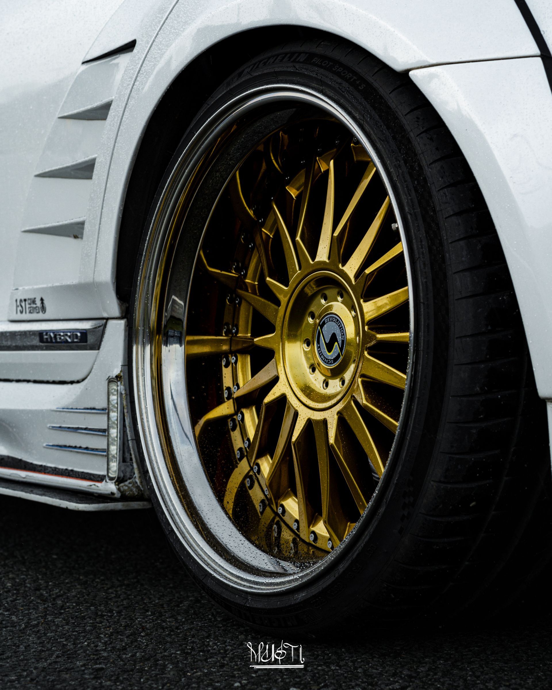 Goldene Felge am weißen Lexus